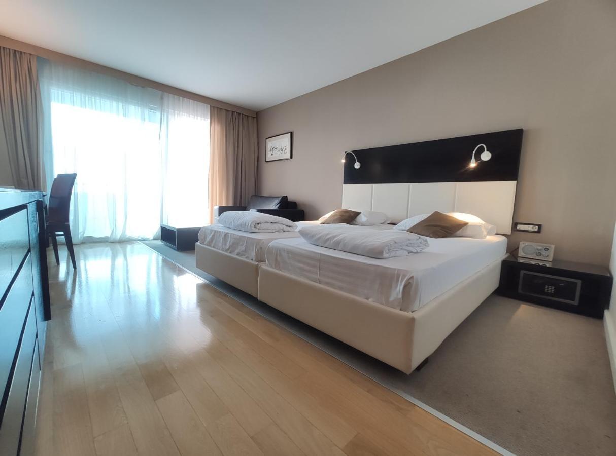 Deluxe Room with Balcony and Sea View,1343424773:JPEG